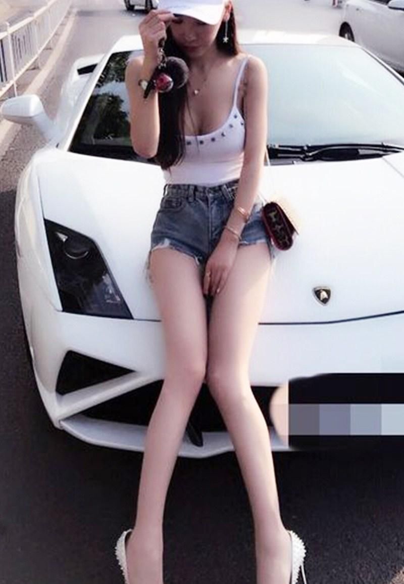 街拍: 深v吊带下的丰满上围, 性感的身段让人着迷