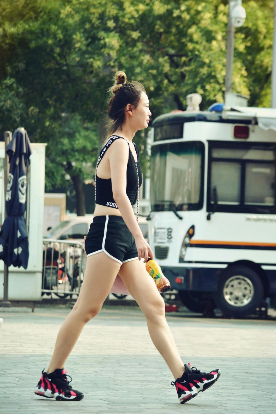 姑娘，你穿着运动背心短裤不像是逛街，更像是来跑步的