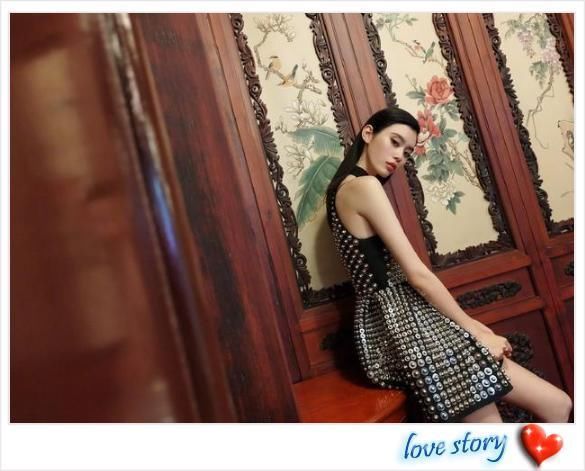 奚梦瑶太狠了！浑身上下只穿一件“软猬甲”，网友：不怕扎得慌吗