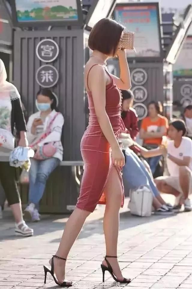 主流的“中间开叉”裙装,最适合臀部胸部饱满的女生穿