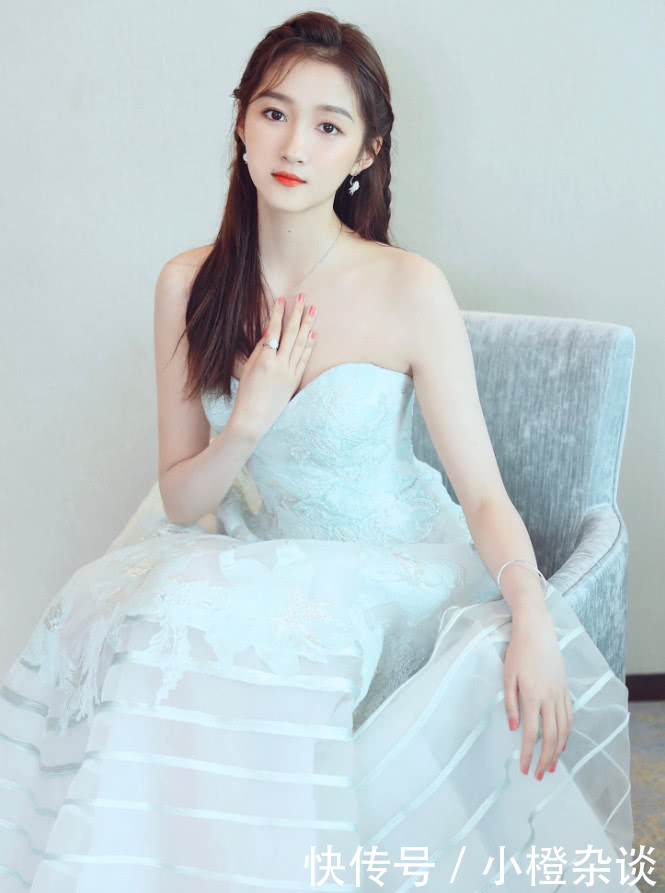 关晓彤穿抹胸礼服，却频繁用手遮，还不如穿高领上台算了