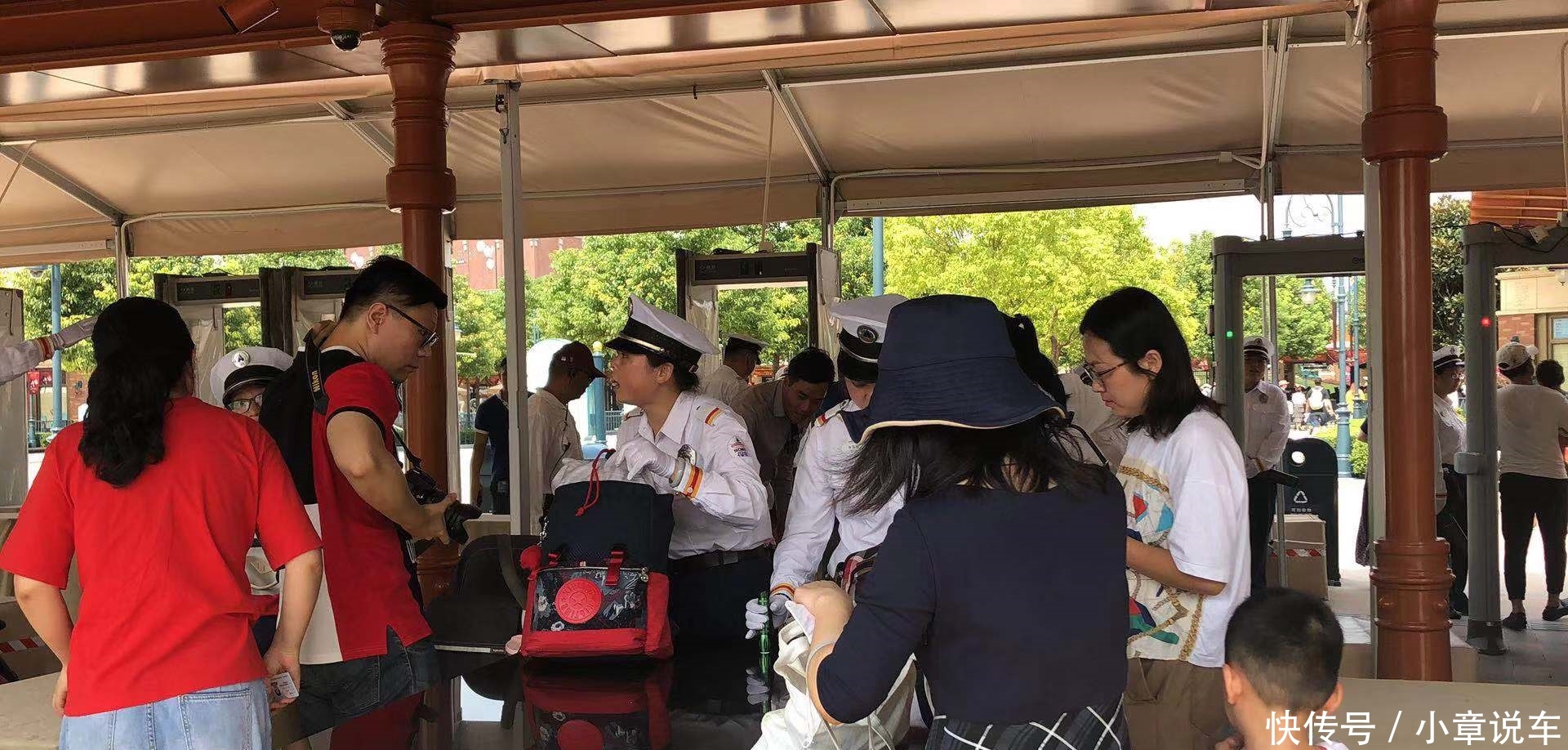 实地体验上海迪士尼新规：部分食物可被带入，安检更人性化