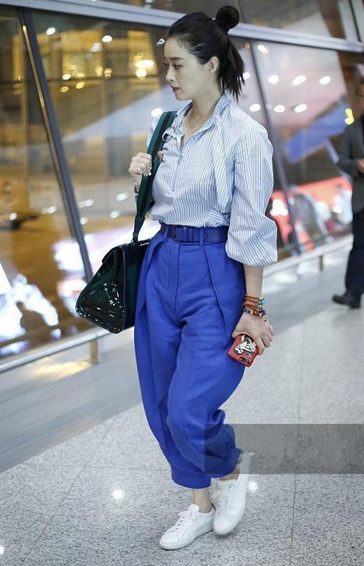 何穗与蒋欣同框秀腿，网友直呼:我也要拥有一条阔腿裤