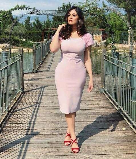 胖女人勤奋健身，塑造傲人身材成女神，网友：小时候就胖嘟嘟！