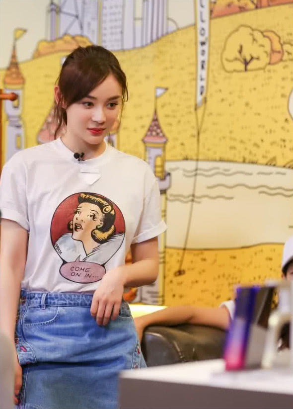 袁珊珊的裙子露个“大洞”，强迫症要犯了。网友：真想帮她捂住