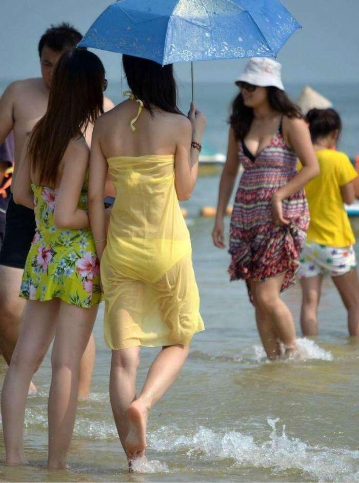 路人街拍, 海边的丰满辣妈, 好身材遮不住啊