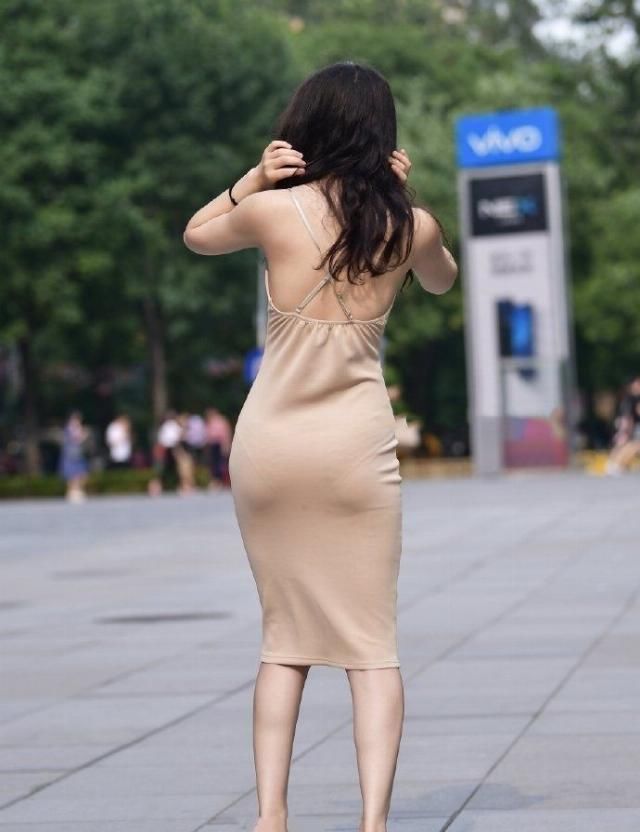  「气质」美女街拍纯色系列的吊带裙，被美女们穿的优雅气质，美得高级