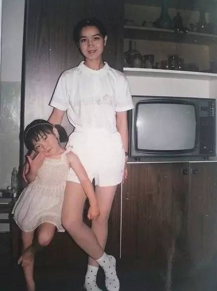 30年前的美女原来这么美，随处可见时尚潮流，这才是真正的美女