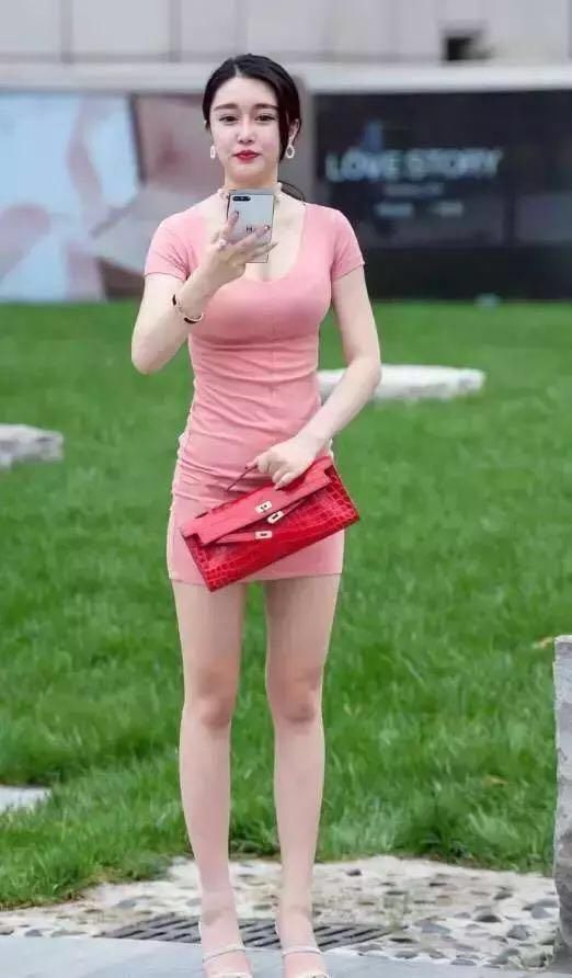 街拍：懒人穿搭的粉色，这样不仅只为方便！