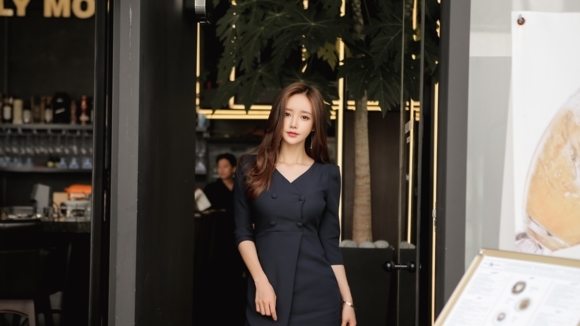 气质:办公美女孙允珠 气质西装连衣裙 性感美腿写真