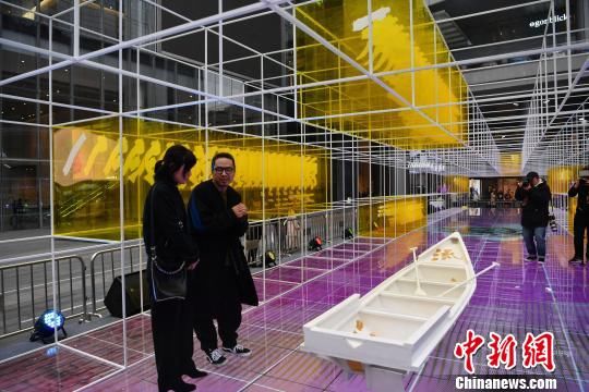 成都闹市巨型大熊猫雕塑成网红打卡地