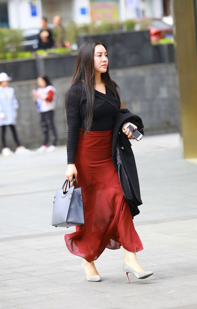 街拍:身材好气质佳的美女一条红色长裙真是增添了不少魅力
