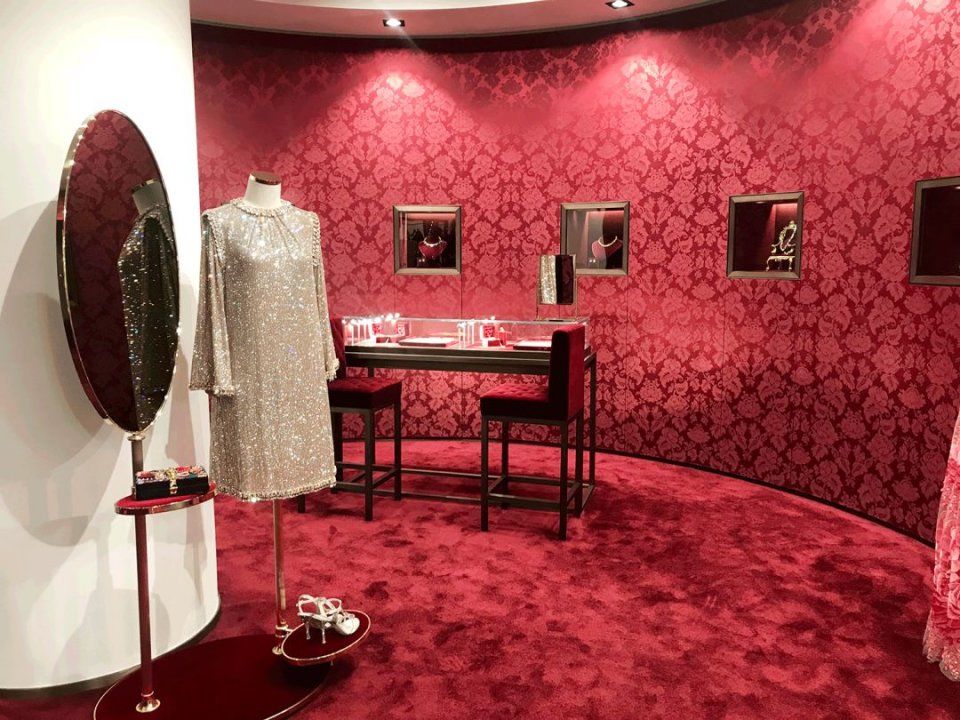 亲身示范丨原来真的可以在试衣间自拍出时尚芭莎封面!