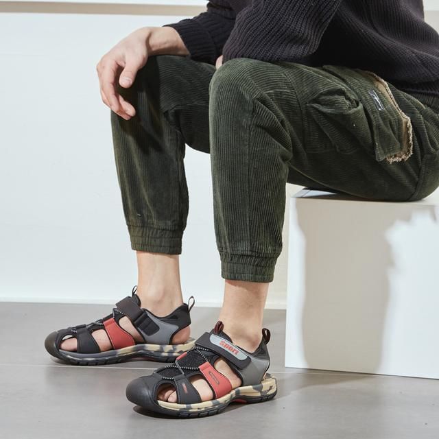 叔叔真时髦，夏天穿这样的凉鞋，时尚百搭，尽显潮男本质!