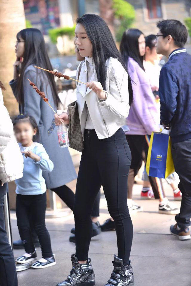 小姐姐穿黑色紧身裤细腰的人体美学，就是一件动感的艺术品