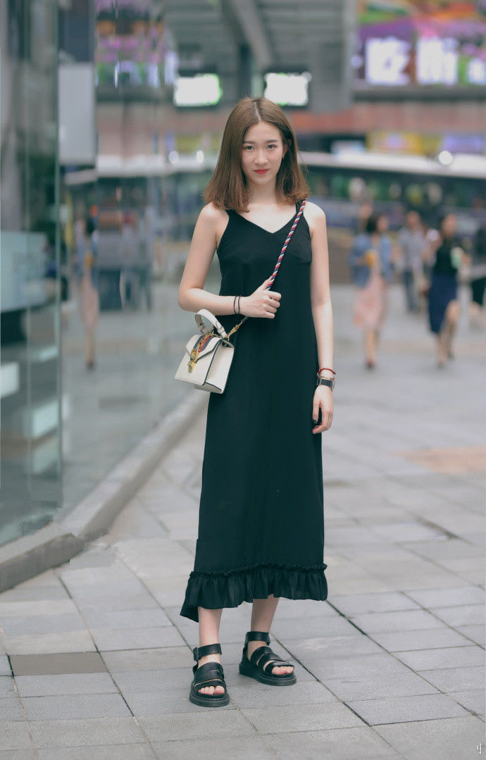 重庆街拍,美美的裙子让你绽放光彩,潮流达人的最爱!