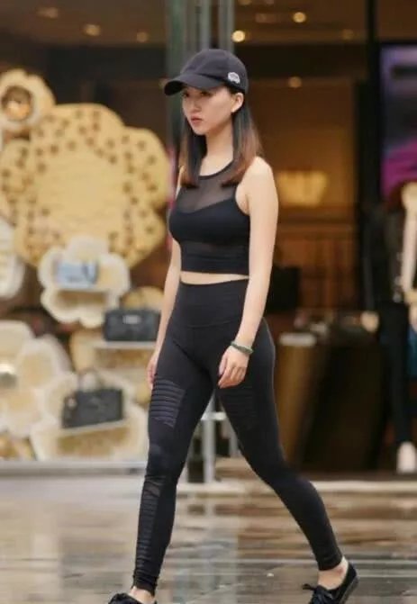 路人街拍，迎面走来的是一对闺蜜，穿着各不相同，各有气质