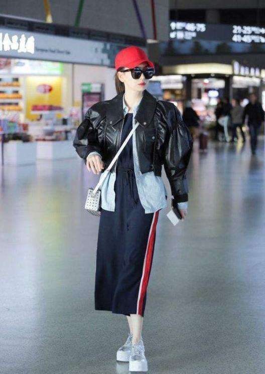 戚薇真胆大! 短裤竟可以穿这么短? 网友: 不拧着点腿都遮不住了!