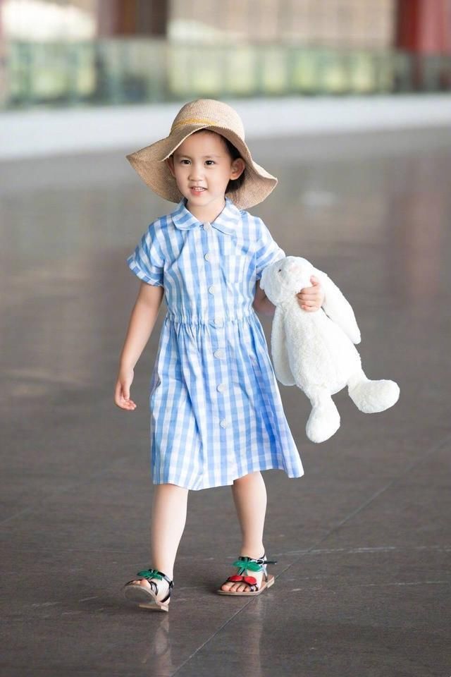 孙莉晒女儿穿格子衫的机场照，多多妹妹像穿女装的黄磊，好灵气!