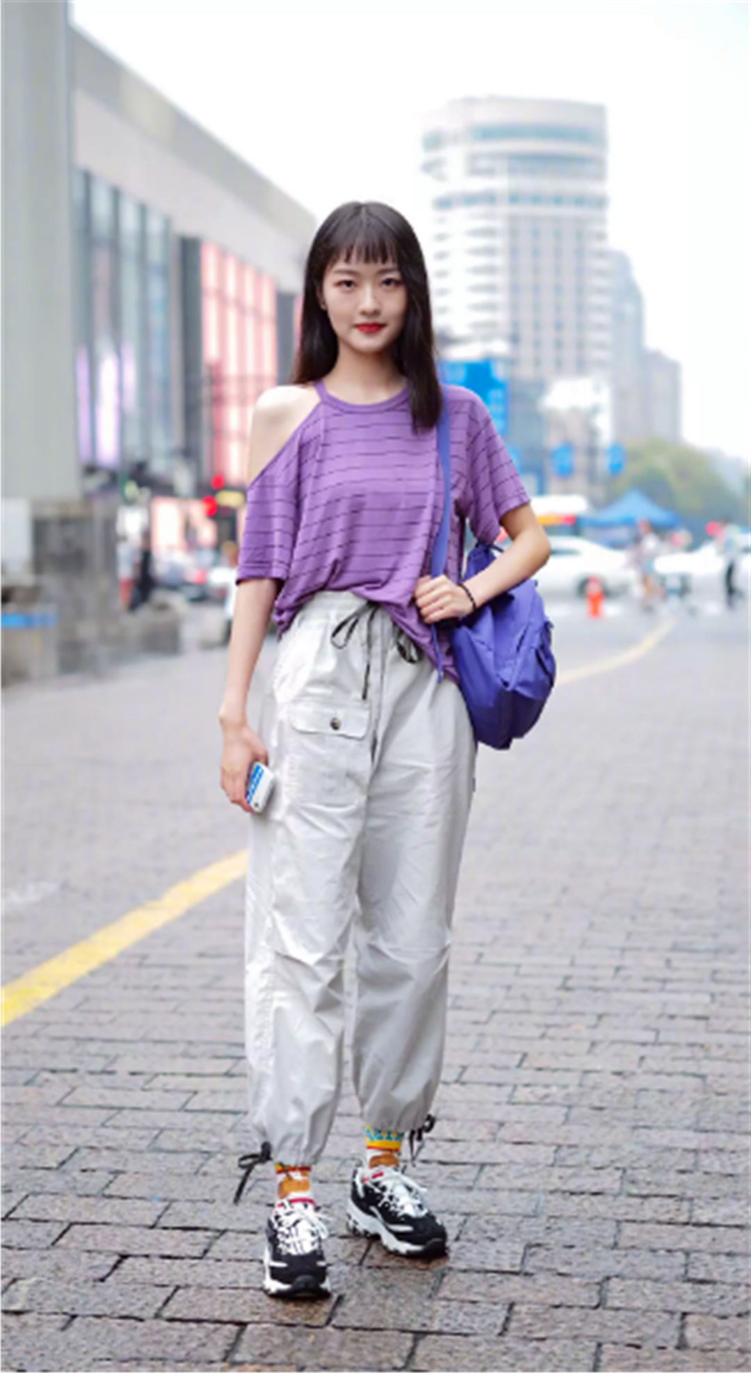 街拍:图6美女找个丑女当闺蜜，上街就被对比，扎心了!