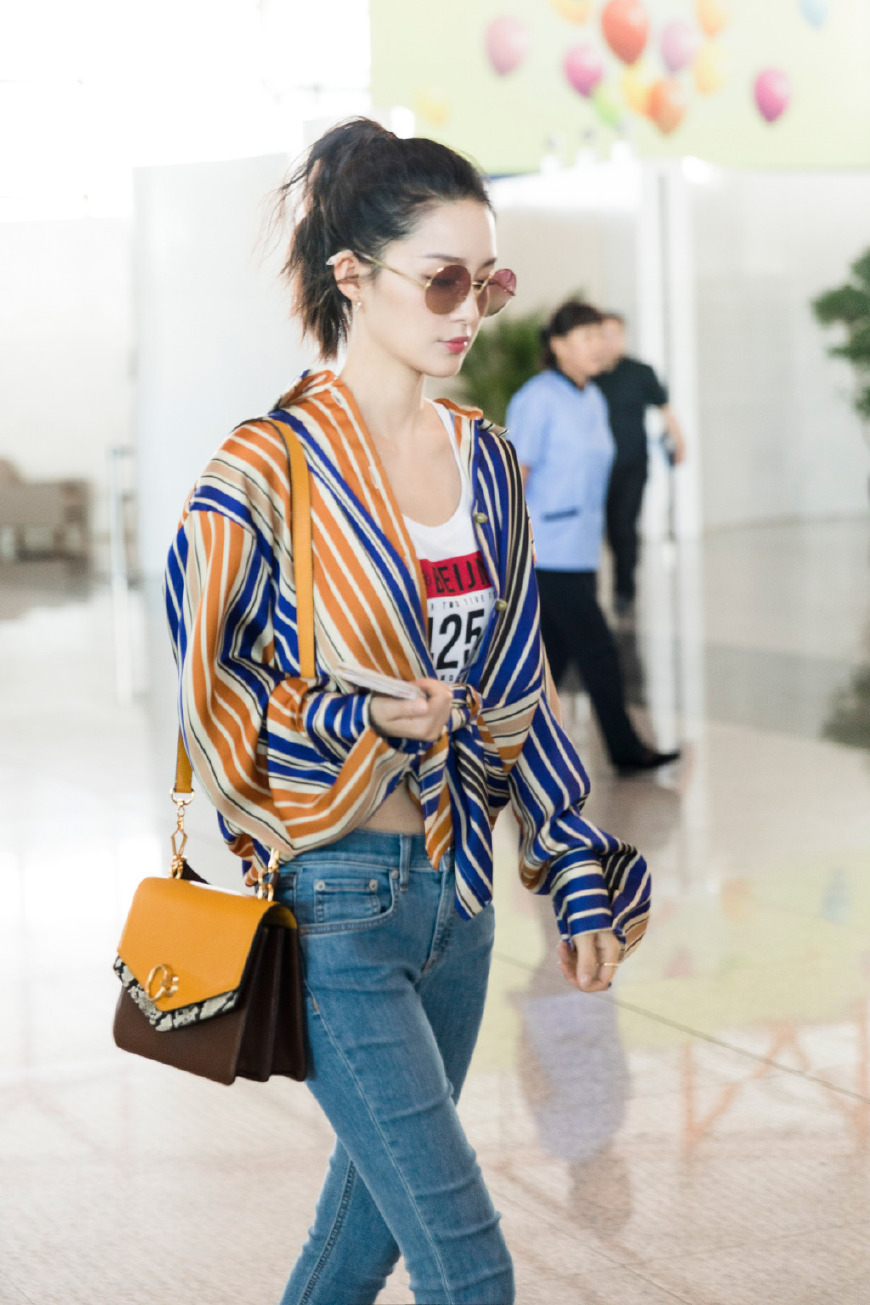 28岁李沁放大招了！身着波点裙性感迷人，网友：这双美腿太抢镜了