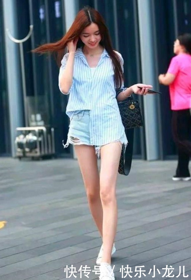 搭配|路人街拍,美女穿着一件v领的黑色连衣裙,显得清新自然