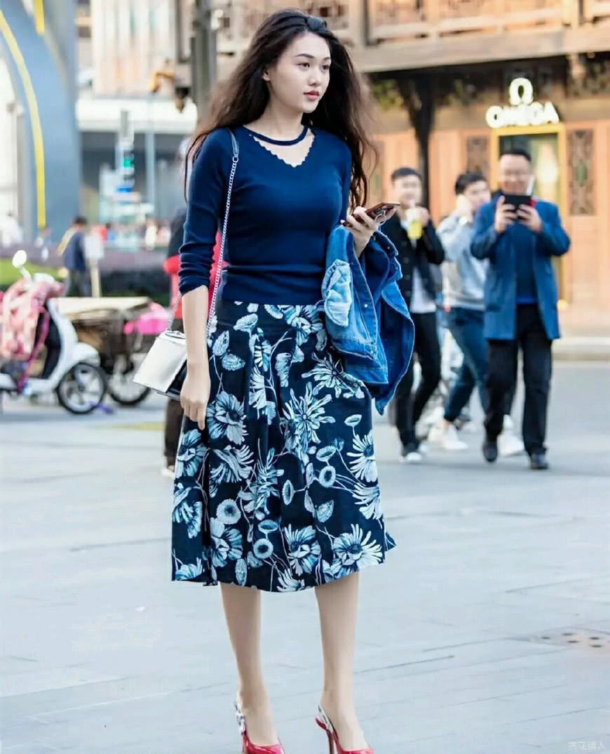 街拍：暖心甜美的小姐姐，穿着靓丽充满个性！