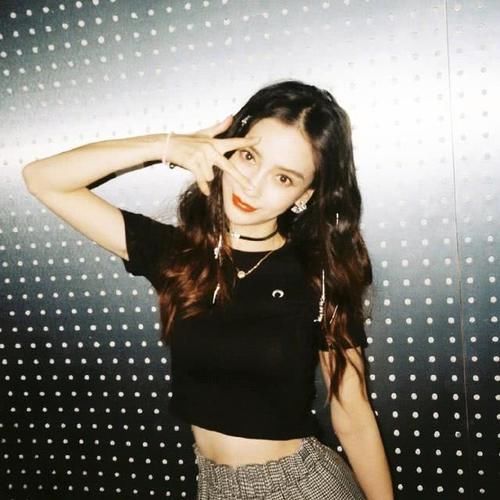 『杨颖』杨颖罕见独带娃！卫衣搭牛仔喇叭裤很青春，与3岁小海绵穿母子装