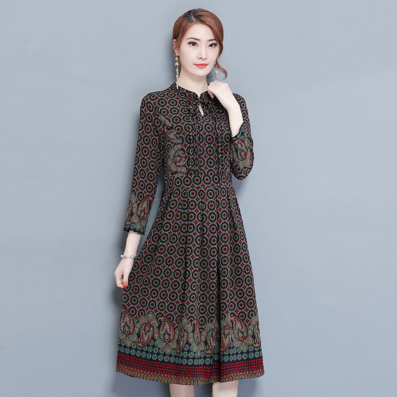 40岁妈妈这样穿,说真的,打扮的太美了,出门都被人叫女神