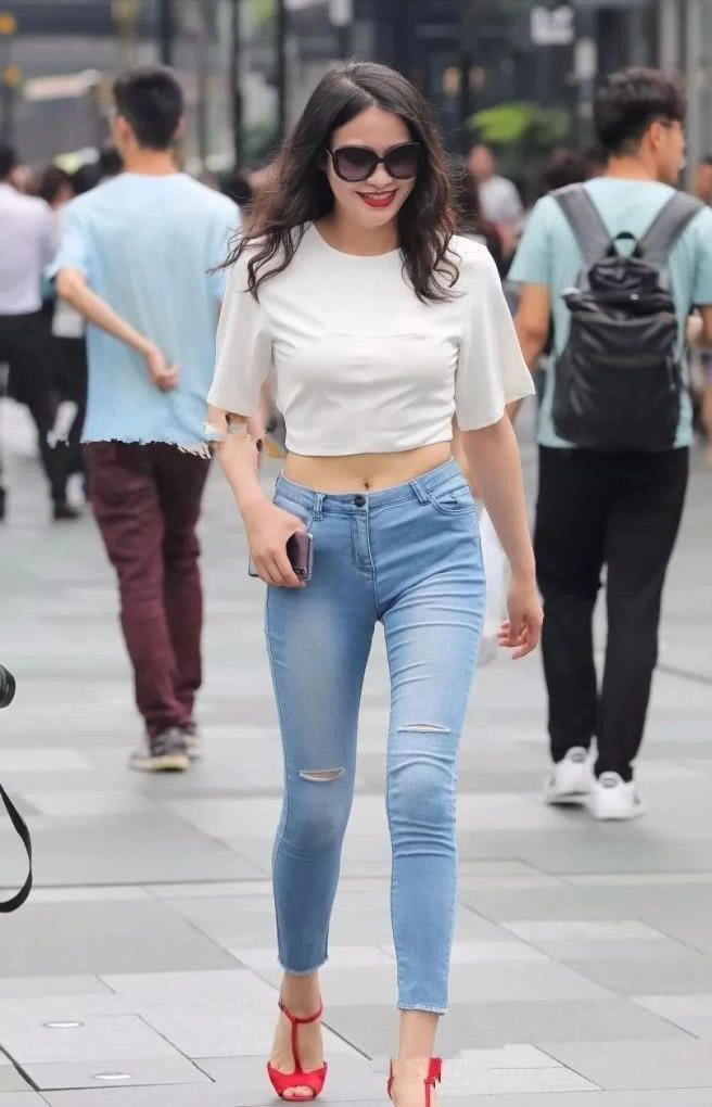 气质小姐姐露背装秀出粗超的后背,丰腴的双腿一看就经常锻炼