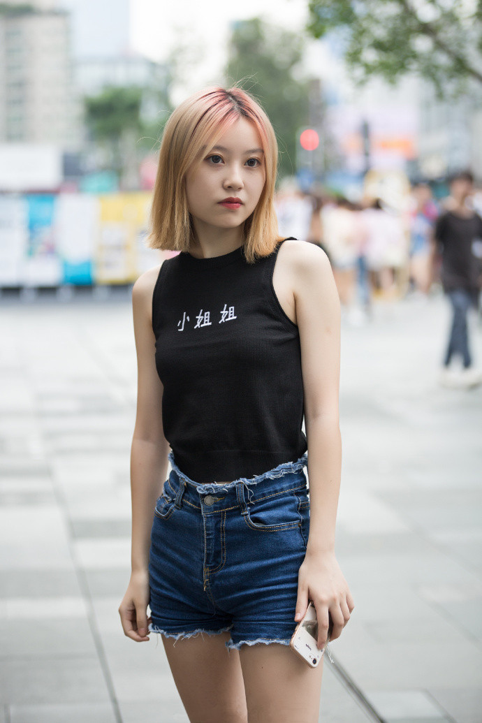 路人街拍：名副其实的带标签的小姐姐，短裤和背心秀出清爽美