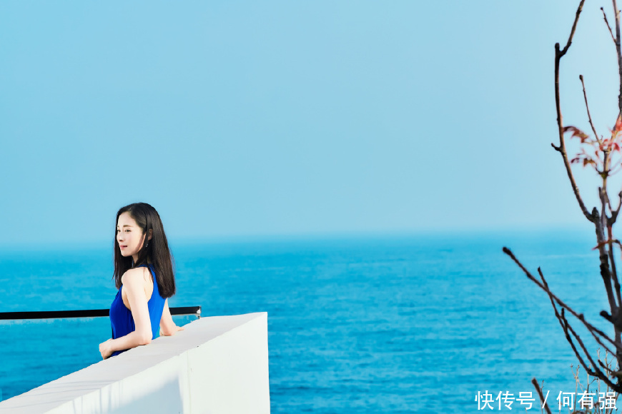 34岁江一燕厉害了！一袭蓝色连衣裙女神范十足，网友：比霍思燕美