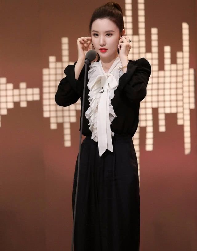 『张萌』曾出演《神话》中的虞姬,今穿荷叶边衬衣配阔腿裤,利落不失气场