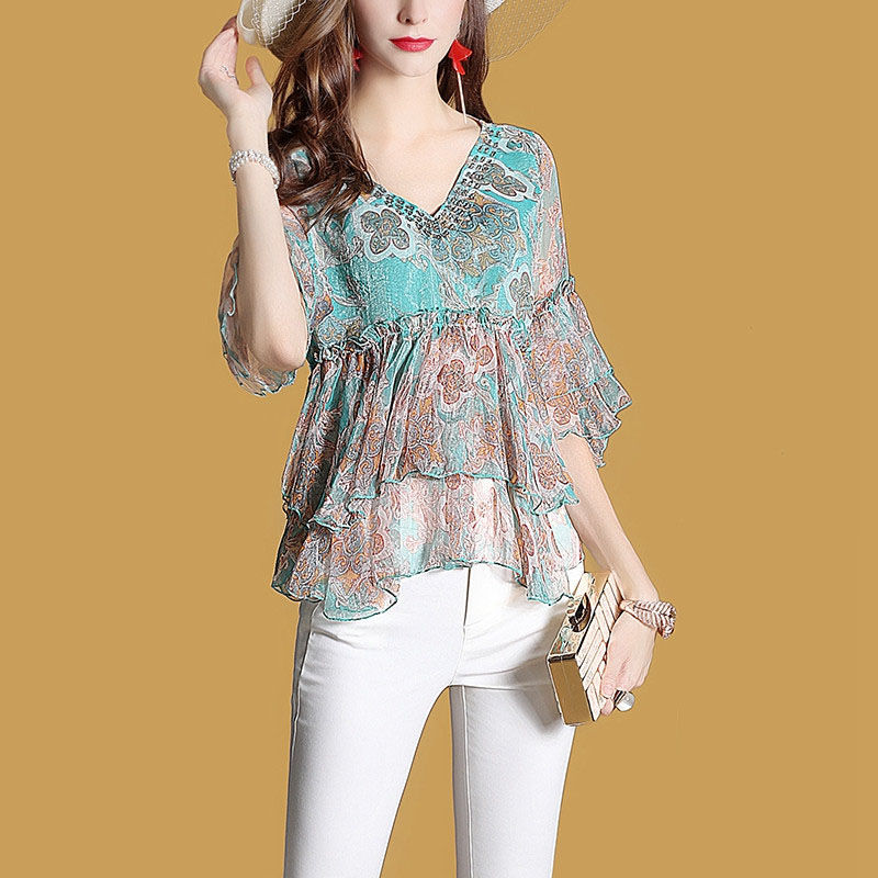 女人再美,也要打扮!47岁小姨穿时髦女装,美的让人眼前一亮