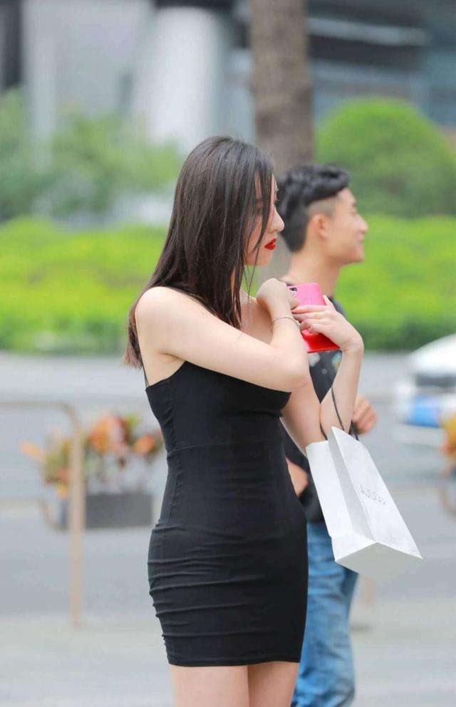 街拍: 美女美目流盼、淡雅脱俗, 完美身材尽显无疑!