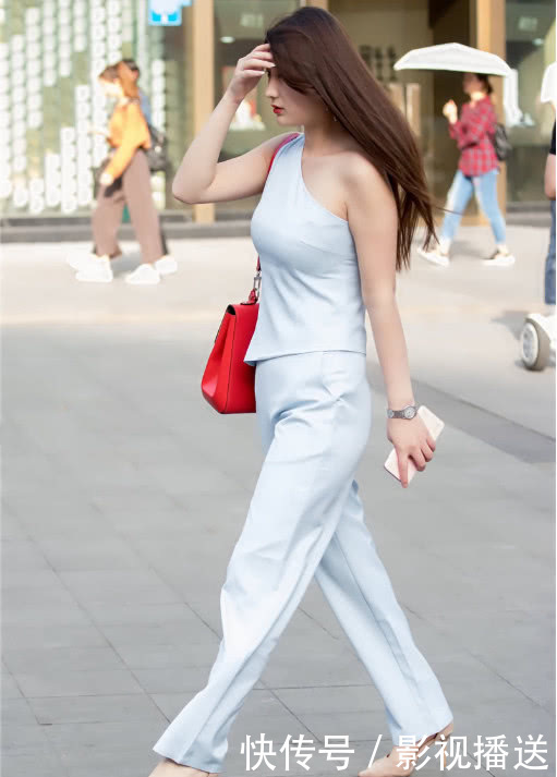 街拍：气质小姐姐白皙如美玉，傲娇小表情让人不敢碰