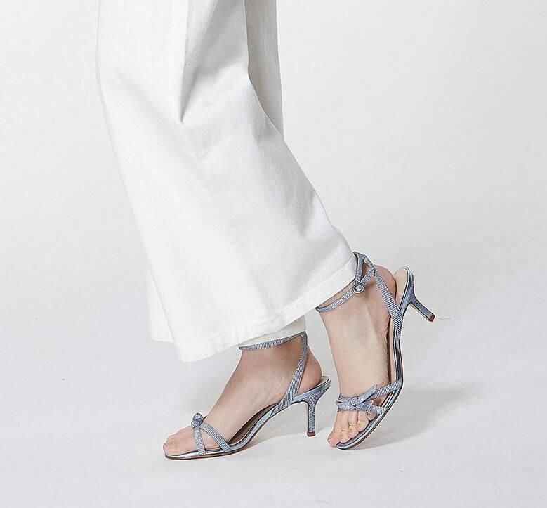 简约一字带高跟鞋成为街头焦点，细高跟拉高身线比例