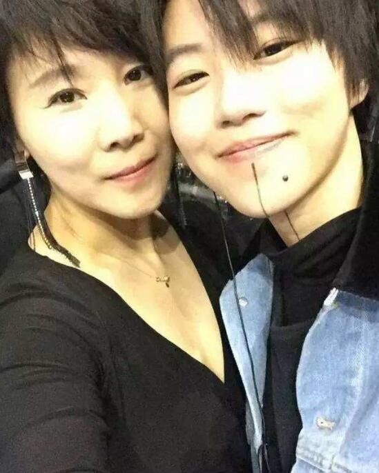 高圣远否认离婚,港媒却说周迅跟窦靖童暧昧,这俩的人际圈太魔幻