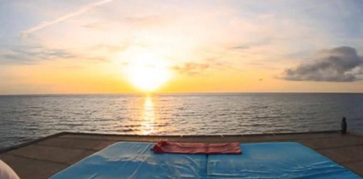 非洲有一个奇特的酒店，漂浮在大海上，卧室却在水下！