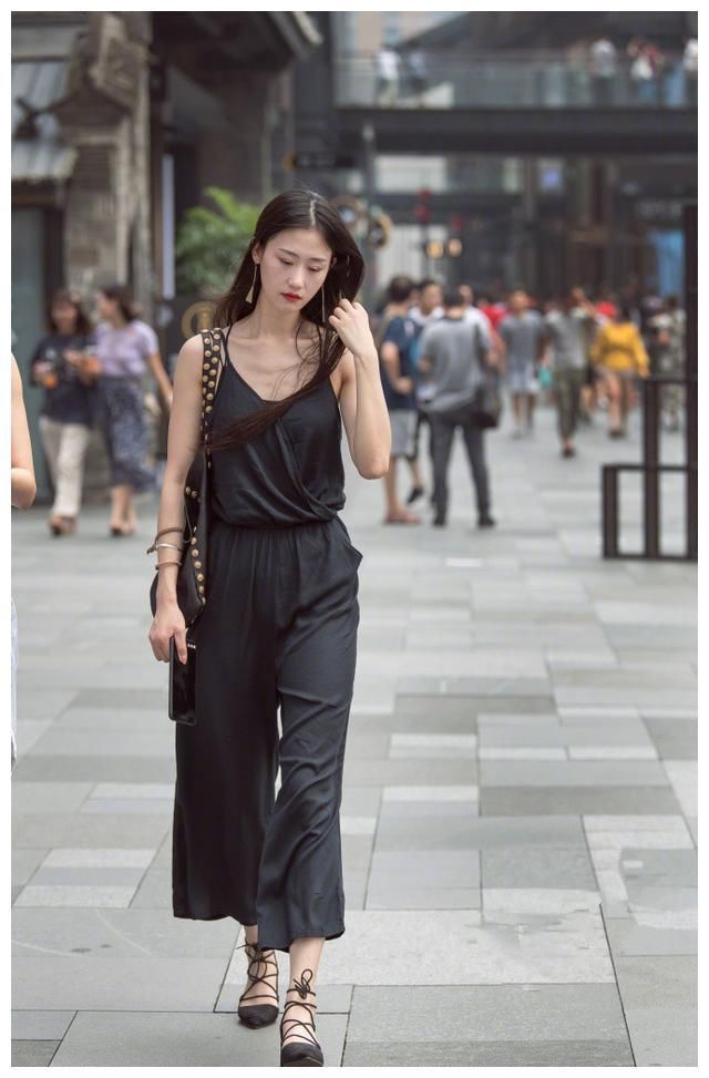 街拍：吊带连体裤，将小姐姐的身材衬托的凹凸有致，显得很高级！