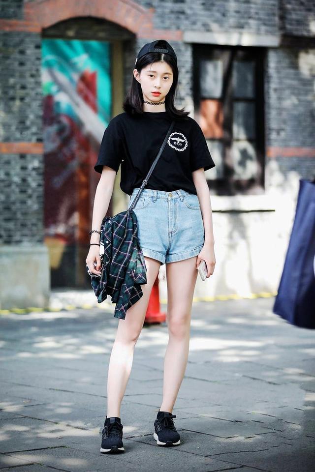 街拍：白嫩的长腿美女你喜欢吗？这里都是哟！