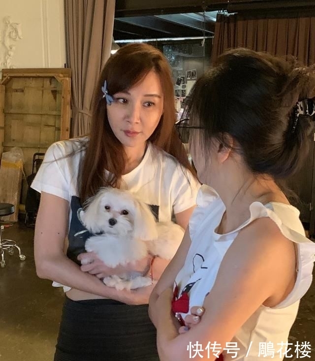 『 全身』穿健美裤露脐装秀身段，“亚洲蹲”全身无赘肉，51岁萧蔷真放得开
