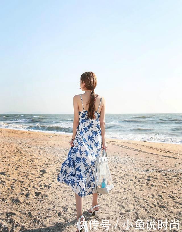 海滩上的吊带连衣裙美女，儒雅文静又清秀，好一道美丽的风景线