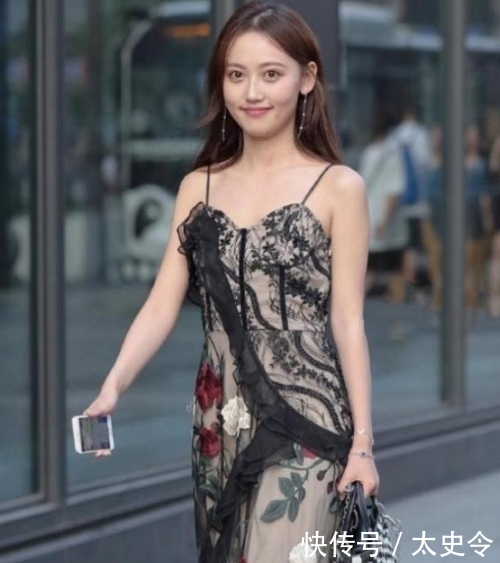  黑纱@路人街拍：小姐姐甜美笑容治愈人心，唯美黑纱吊带裙尽显白皙的皮肤