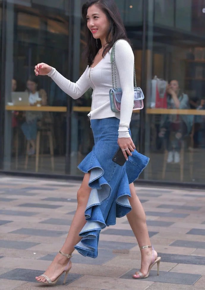 成熟的女人这样穿个性又性感，小巧饱满的身材也别有韵味