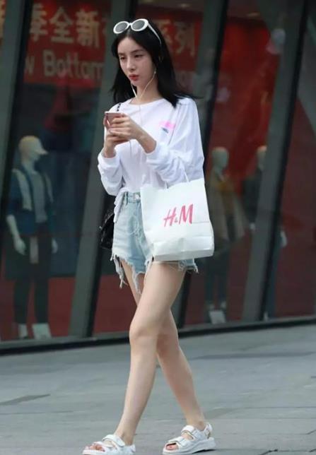  「带给」街拍：身材高挑的小姐姐，美丽的穿搭，带给人一种扑面而来的美感