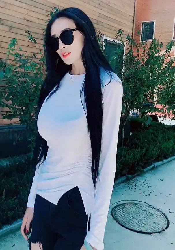 户外“网红美女”，好优秀的身段，一般女生比不了