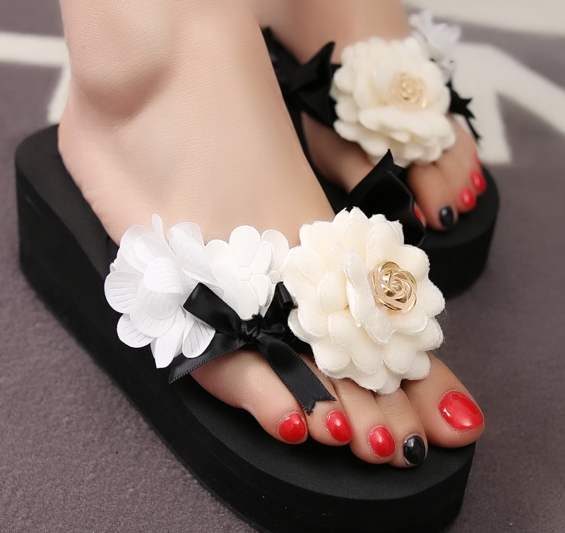 女人，衣服穿的那么美，别被一双拖鞋拉低了品味，美脚配美鞋哦