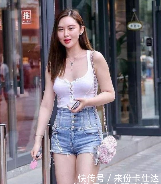 气质:街拍:芳菲妩媚的小姐姐,一件白色背心配牛仔短裤,优雅魅力气质