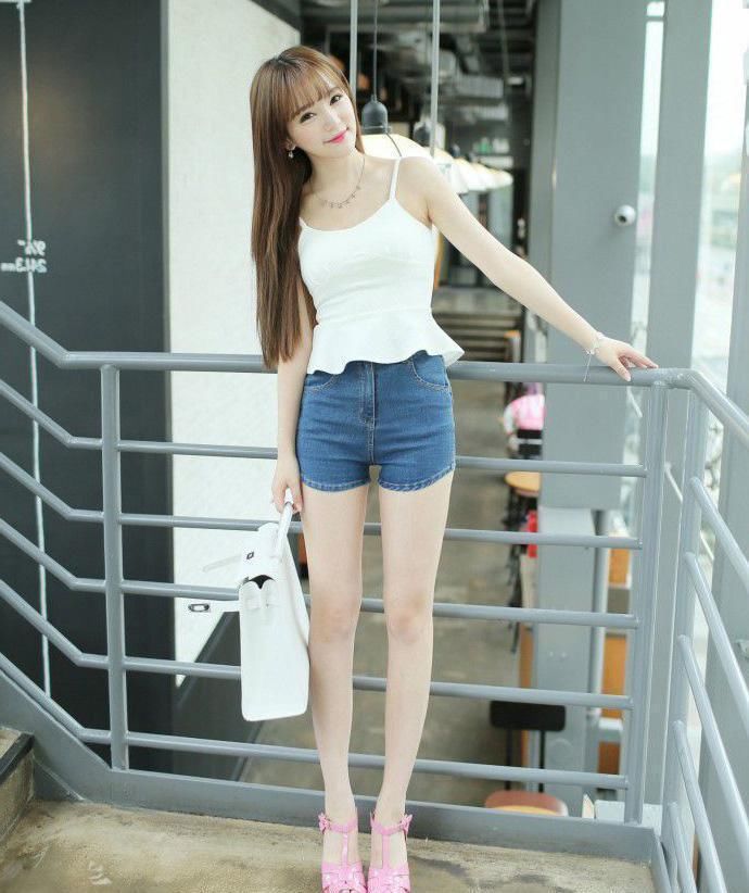 街拍: 美女俏丽多姿惹人注目，舒适而惬意短裤穿出迷人长腿!